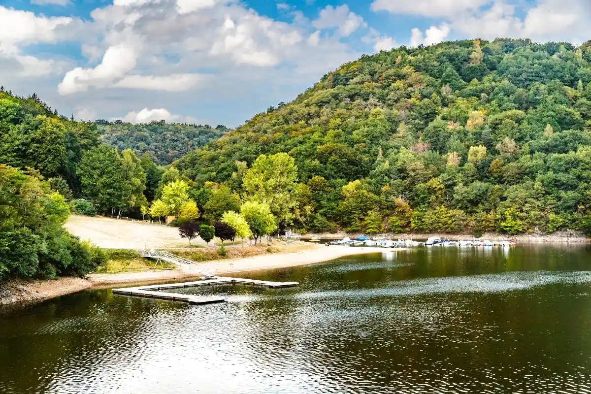 lac du bouchet camping auvergne