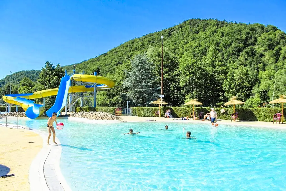 piscine lagon camping auvergne 6