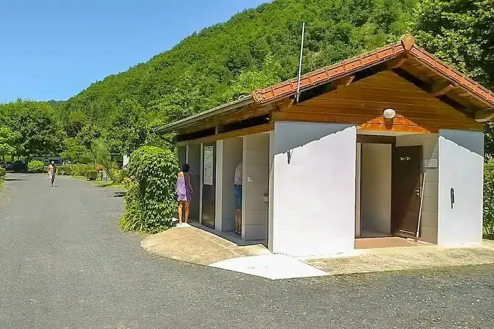 sanitaires emplacements camping auvergne